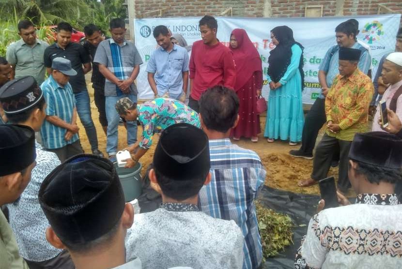 Suasana pelatihan pembuatan pupuk organik dan probiotik bagi kelompok tani dari Kabupaten Aceh Utara, Kota Lhokseumawe, Kabupaten Aceh Tengah, Kabupaten Bireuen, dan Kabupaten Bener Meriah. Seluruhnya merupakan kelompok tani binaan Kantor Perwakilan Bank Indonesia (BI) Lhokseumawe.