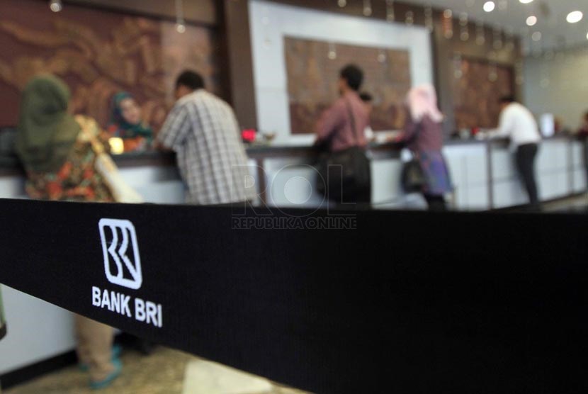 Suasana pelayanan di salah satu kantor Bank BRI, Jakarta, Selasa (18/3).