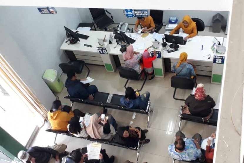 Suasana pelayanan Kantor Badan Penyelenggara Jaminan Sosial (BPJS) Kesehatan Cabang Malang di Jalan R Temenggung Suryo Nomor 44, Bunulrejo, Kota Malang, Jumat (15/11).