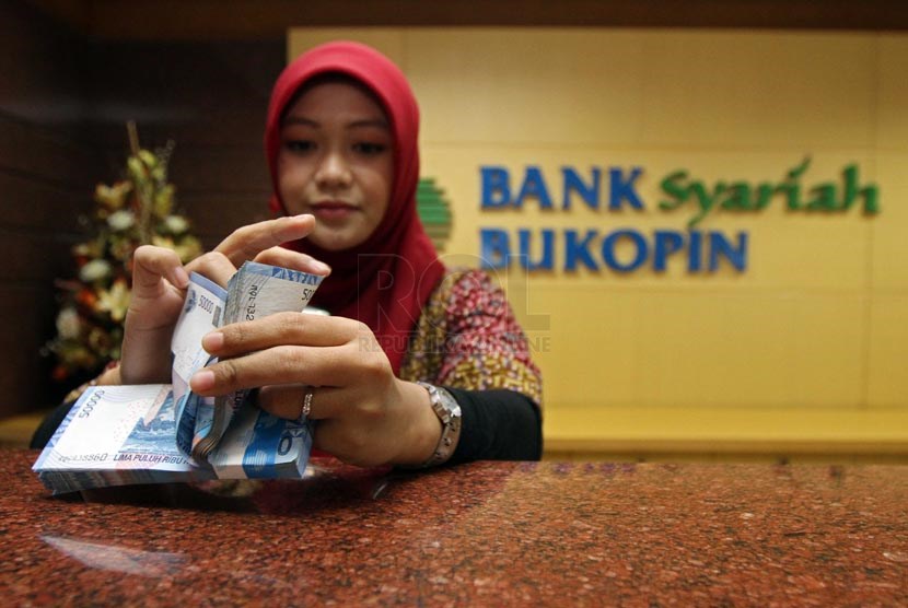 Suasana pelayanan salah satu cabang Bank Syariah Bukopin, Jakarta, Kamis (10/4).