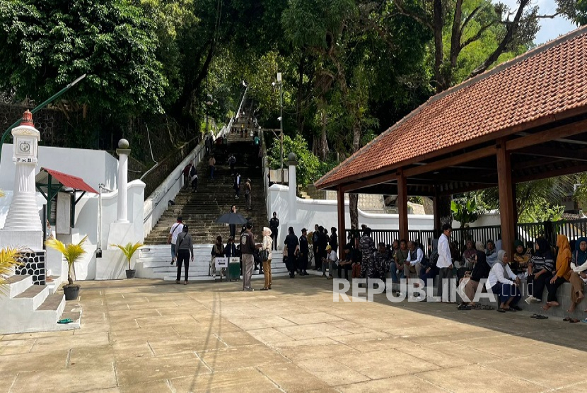 Pelayat Membludak, Shalat Jenazah PB XIII Dibagi Beberapa Kloter
