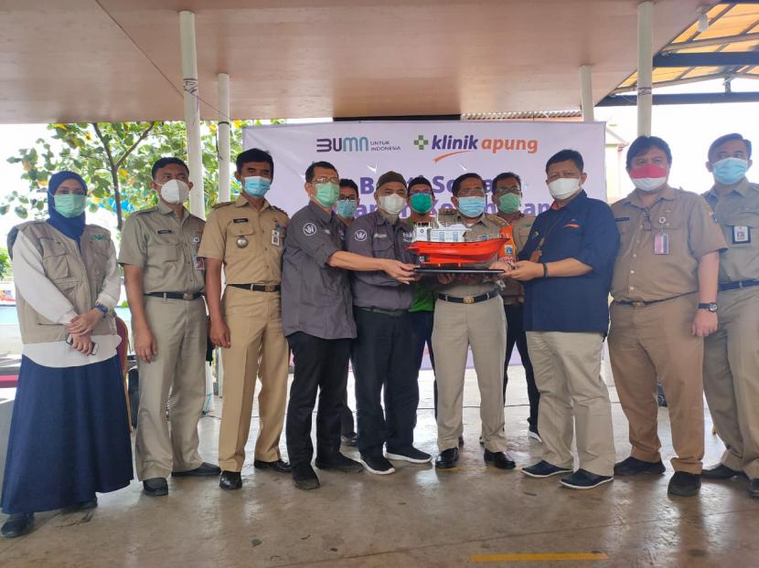 Suasana pelepasan Klinik Apung Kimia Farma-BWA yang akan melakukan perjalanan bakti sosial di Kepulauan Seribu, Jakarta, Senin (21/12).