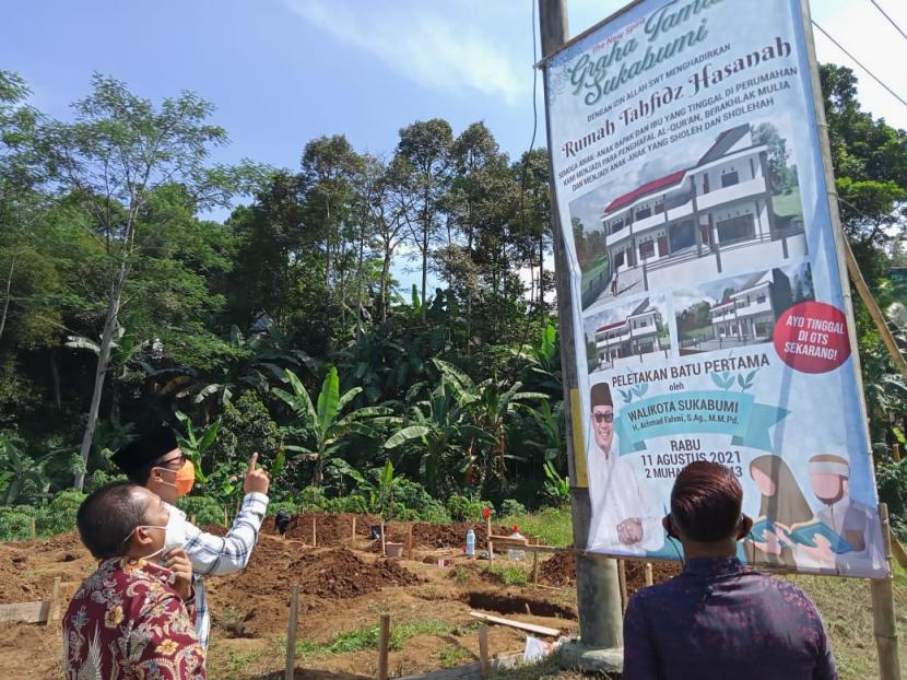 Suasana peletakan batu pertama pembangunan Rumah Tahfidz di Graha Taman Sukabumi di Kecamatan Gunungpuyuh, Kota Sukabumi, Rabu (11/8).