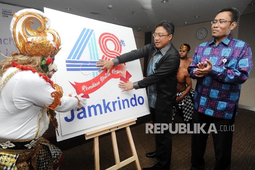 Suasana peluncuran logo HUT ke-48 tahun Perum Jamkrindo di Jakarta, Senin (30/4).