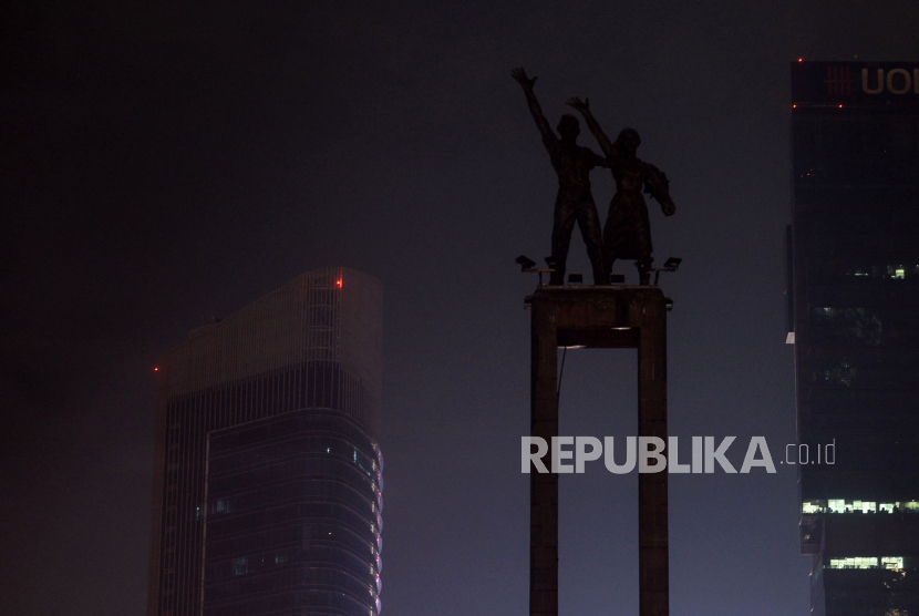 Suasana pemadaman listrik saat pelaksanaan Earth Hour di kawasan Bundaran HI, Jakarta, Sabtu (26/3/2022). Kegiatan Earth Hour tersebut dilakukan dalam bentuk pemadaman lampu selama satu jam untuk menjaga bumi salah satunya dengan cara hemat energi. Matikan Lampu Sejam, DKI Jakarta Hemat Ratusan Juta dan Turunkan Emisi