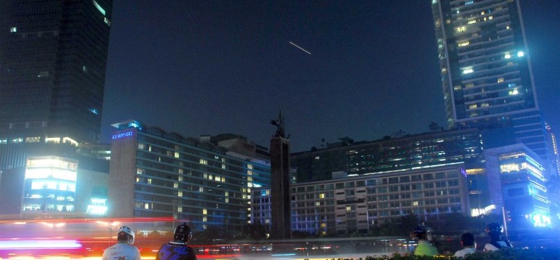 Suasana pemadaman listrik selama satu jam pada kampanye Earth Hour di Kawasan Bundaran H I, Jakarta Pusat, Sabtu 31/3) malam. (Republika/Agung Supriyanto)