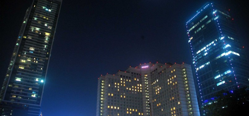 Suasana pemadaman listrik selama satu jam pada kampanye Earth Hour di Kawasan Bundaran H I, Jakarta Pusat, Sabtu 31/3) malam. (Republika/Agung Supriyanto)