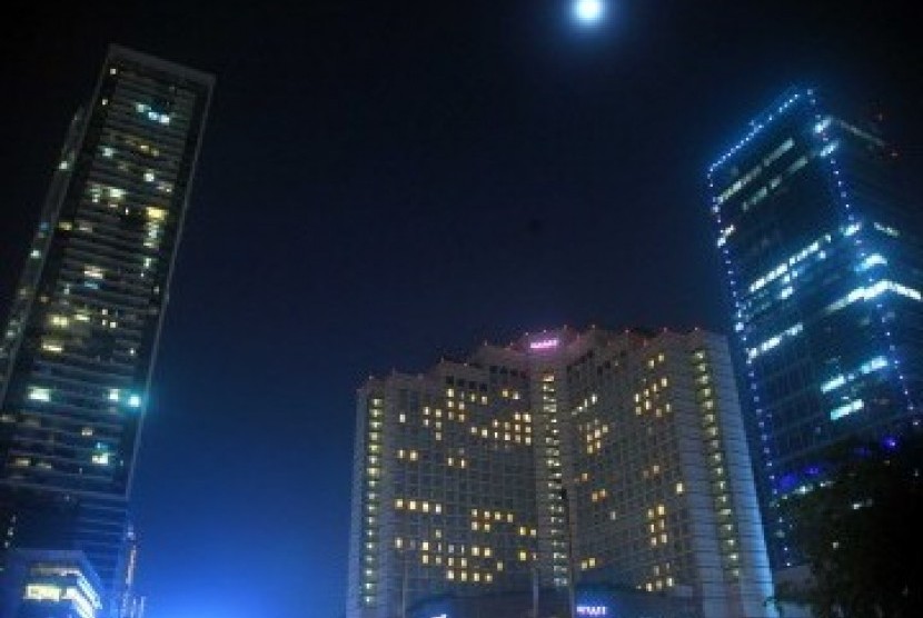 Suasana pemadaman listrik selama satu jam pada kampanye Earth Hour di Kawasan Bundaran H I, Jakarta Pusat, Sabtu 31/3) malam. (Republika/Agung Supriyanto)