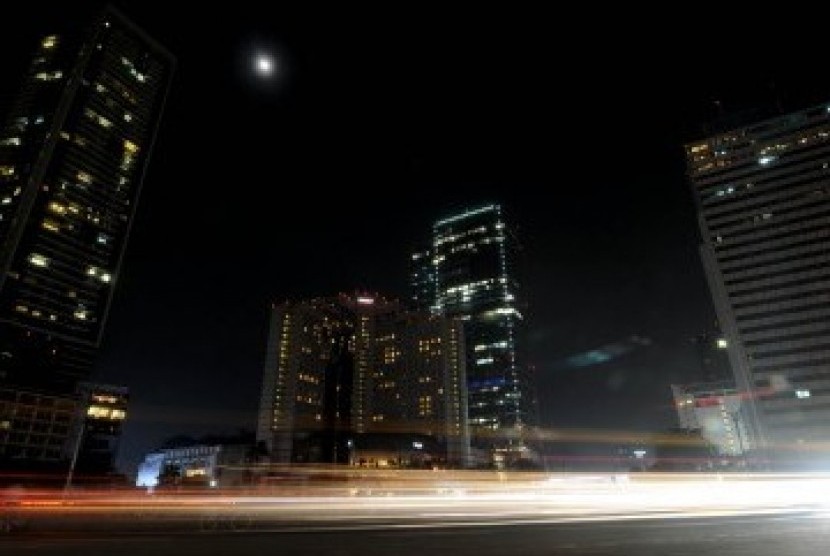 Suasana pemadaman listrik selama satu jam pada kampanye Earth Hour di Kawasan Bundaran H I, Jakarta Pusat, Sabtu 31/3) malam. (Republika/Agung Supriyanto)