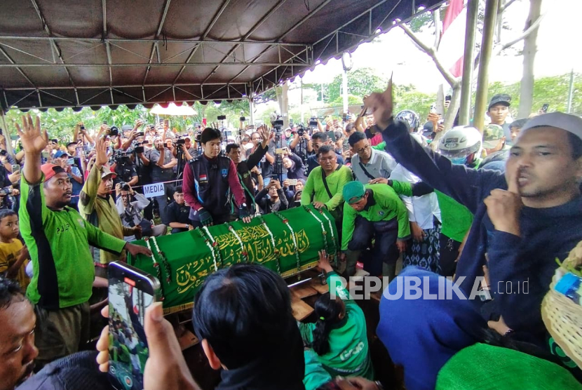 Suasana pemakaian driver ojol Affan Kurniawan (21) yang meninggal usai terlindas mobil rantis Brimob di TPU Karet Bivak, Jakarta, Jumat (29/8/2025)