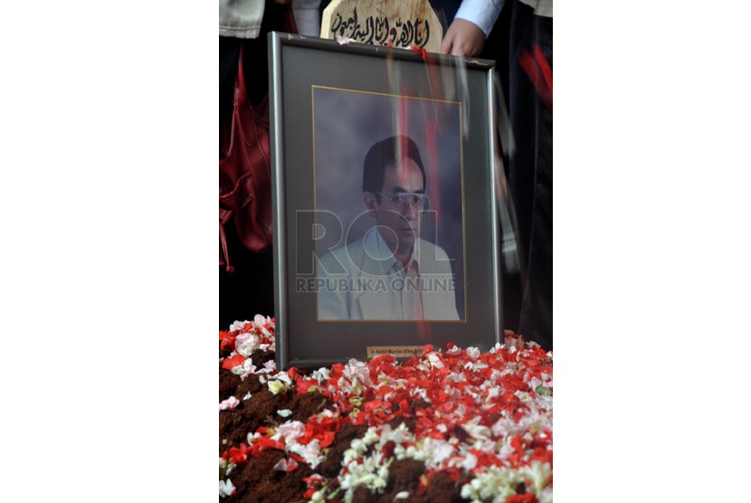 Suasana pemakaman Abdul Mun'im Idris di Pemakaman Menteng Pulo, Jakarta Selatan, Jumat (27/9). (Republika/Rakhmawaty La'lang) 