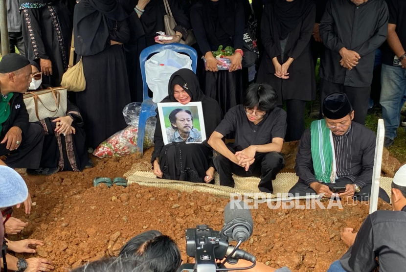Suasana pemakaman aktor senior Epy Kusnandar di area TPU Jeruk Purut, Jakarta, Kamis (4/12/2025).