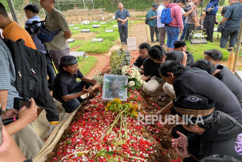 Suasana pemakaman aktor senior Epy Kusnandar di area TPU Jeruk Purut, Jakarta, Kamis (4/12/2025). 