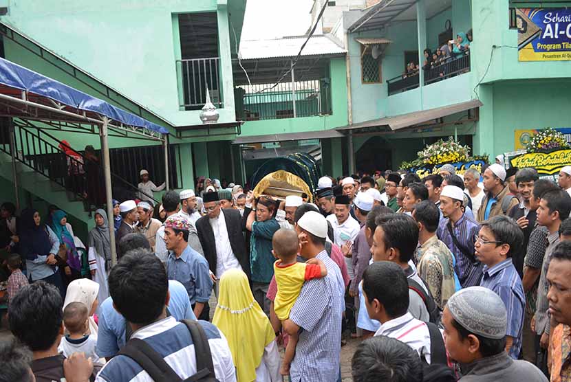 Suasana pemakaman almarhum ustaz H. Ahmad Muzzammil di Pondok Pesantren Al Quran Nurul Hikmah, Ciputat, Tangerang Selatan, Kamis (7/5).