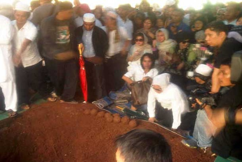 Suasana pemakaman jenazah almarhum Ustaz Jefry Al Buchori di TPU Karet Tengsin,Jakarta Pusat, Jumat (26/4).