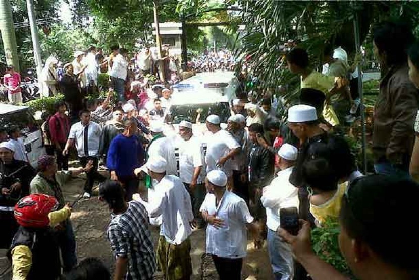 Suasana pemakaman jenazah almarhum Ustaz Jefry Al Buchori di TPU Karet Tengsin,Jakarta Pusat, Jumat (26/4).
