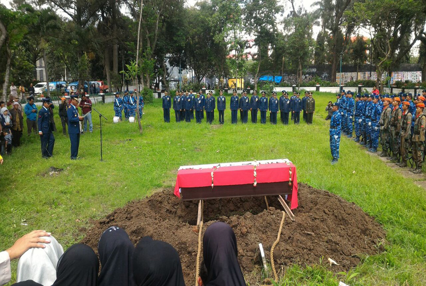 Suasana pemakaman jenazah Peltu Suyata pada Senin (19/12) di TMP Untung Suropati Malang. Peltu Suyata merupakan salah satu korban jatuhnya pesawat Hercules C-130 di Wamena pada Ahad (18/12).