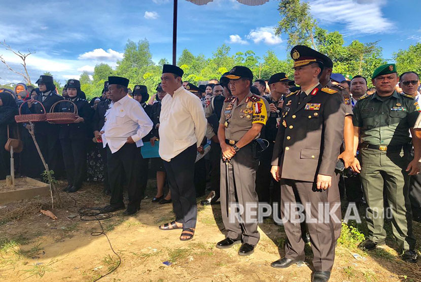 Suasana pemakaman korban teror di Mapolda Riau, Ipda Auzar, yang dipimpin Wakapolri Komjen Syafrudin