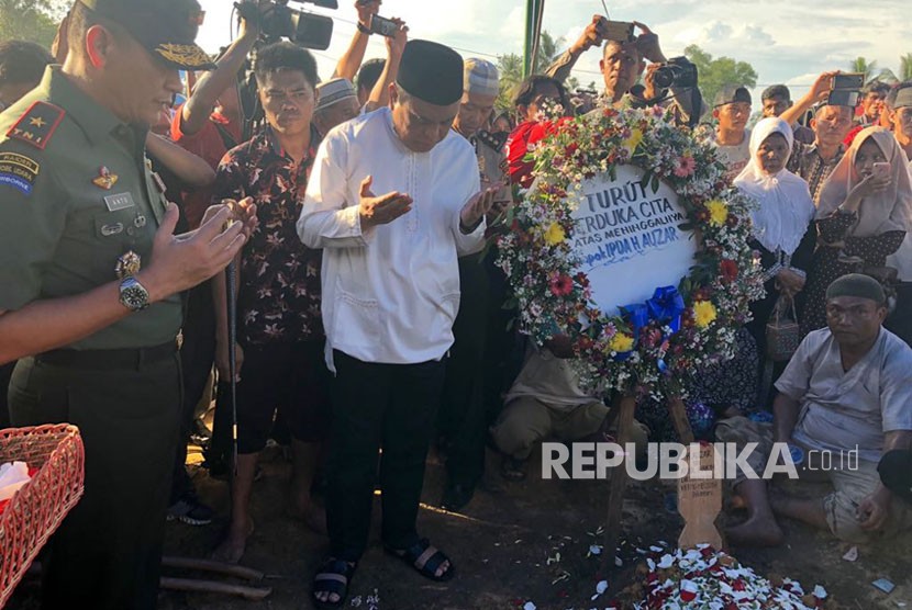 Suasana pemakaman korban teror di Mapolda Riau, Ipda Auzar, yang dipimpin Wakapolri Komjen Syafrudin