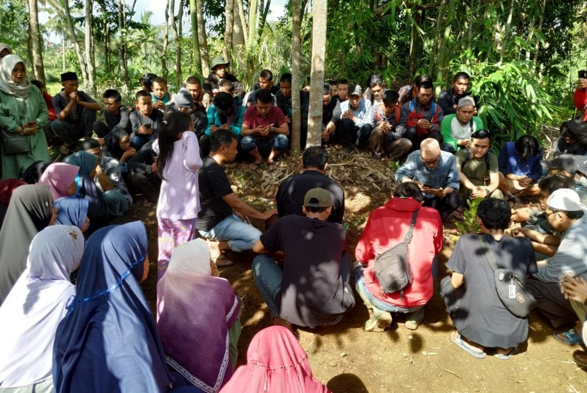 Suasana pemakaman pelajar SMKN 2 Kota Tasikmalaya yang meninggal saat mengikuti kegiatan pecinta alam yang diselenggarakan oleh sekolahnya, Senin (23/7).