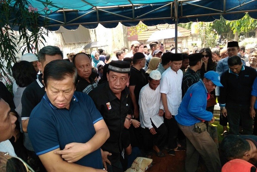 Warga menghadiri sebuah pemakaman di TPU Pondok Kelapa, Jakarta Timur.
