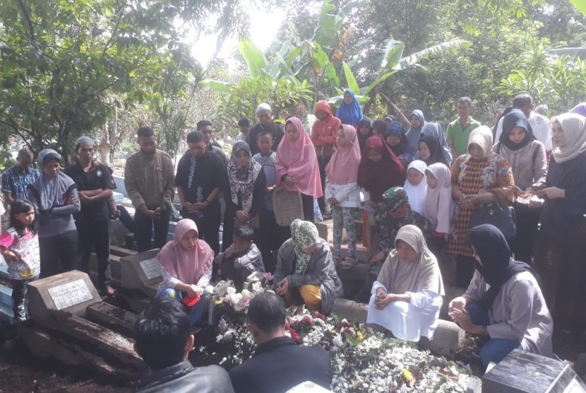 Suasana pemakaman salah satu korban tewas akibat tsunami di Banten, Feni dan Fiko di pemakaman Baros, Cimahi, Senin (24/12).