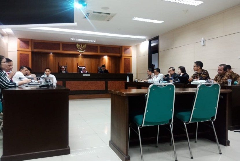 Suasana pembacaan putusan sidang terhadap tujuh perusahaan importir garam dalam perkara kartel, di Komisi Pengawas Persaingan Usaha (KPPU), Jakarta, Senin (29/7) malam. Dalam putusan tersebut, ketujuh importir dinyatakan tak melanggar UU Nomor 5 Tahun 1999 tentang Larangan Persaingan Usaha tidak Sehat. 