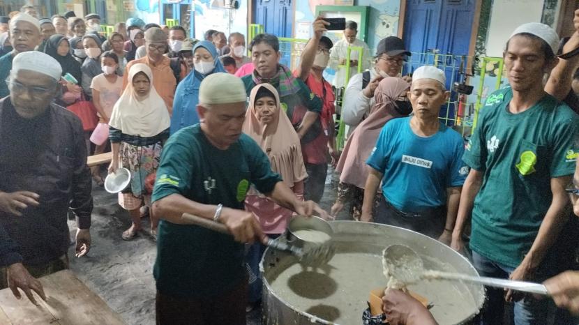  Suasana pembagian bubur Samin gratis di Masjid Darusalam, Solo, Kamis (23/3/2023).