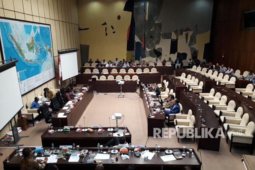 Suasana pembahasan Perppu Ormas dalam Rapar Dengar Pendapat (RDP) Komisi II DPR-RI bersama beberapa Pakar Hukum Tata Negara, Rabu (18/10).