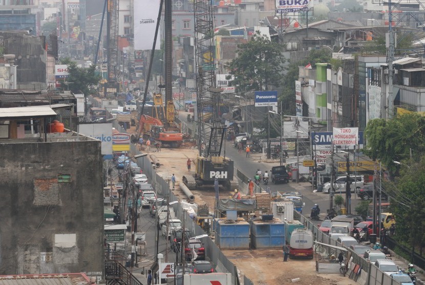 Suasana pembangunan dari atas proyek pembangunan sarana transportasi massal Mass Rapid Transit (MRT), di Jalan Fatmawati, Jakarta.