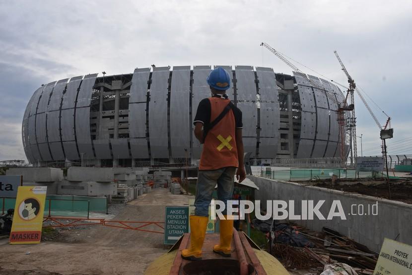 Suasana pembangunan Jakarta International Stadium, di Jakarta, Selasa (30/11).