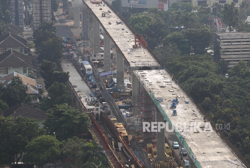 Pembangunan jalan layang transjakarta koridor XIII Tendean-Ciledug di Jakarta. (ilustrasi)  