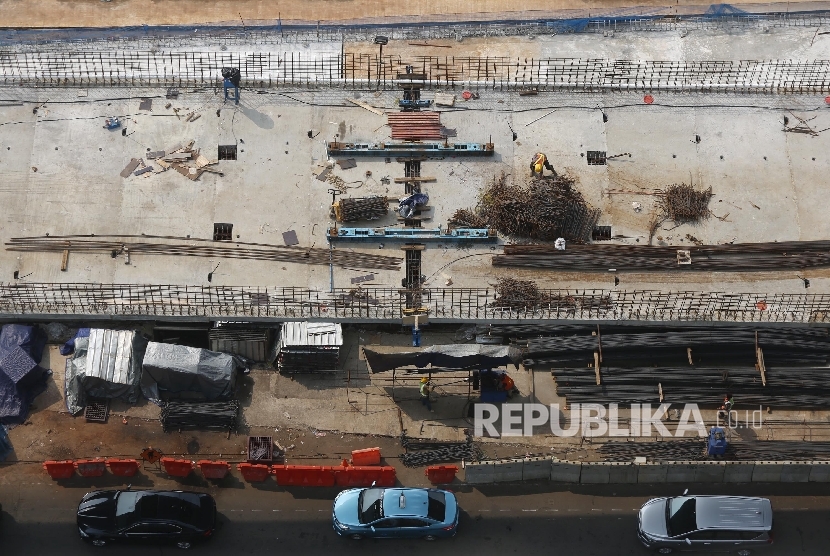 Suasana pembangunan jalan layang transjakarta koridor XIII Tendean-Ciledug di Jakarta, Senin (21/6). (Republika/Raisan Al Farisi)