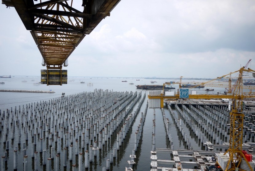 Suasana pembangunan pelabuhan peti kemas Kalibaru tahap pertama, di Tanjung Priok, Jakarta, Rabu (15/4). (Antara/Hermanus Prihatna)