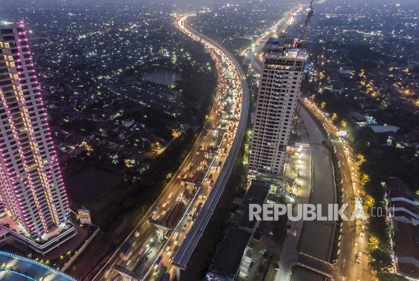 Suasana pembangunan proyek LRT di Bekasi, Jawa Barat, Selasa (5/6).