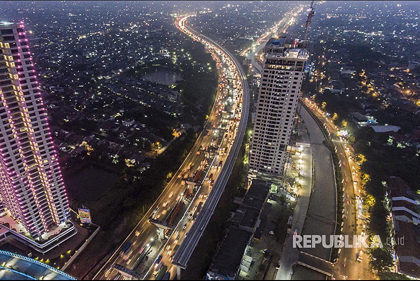 Suasana pembangunan proyek LRT di Bekasi, Jawa Barat, Selasa (5/6). Menurut Kepala Dinas Perhubungan DKI Jakarta Andri Yansyah, seluruh pengerjaan proyek pembangunan di Jakarta dihentikan mulai Selasa (5/6) menjelang arus mudik lebaran 2018/1439 H, termasuk di sejumlah ruas tol yang tengah dibangun di antaranya Jakarta – Cikampek II (elevated), LRT, serta Kereta Cepat Jakarta Bandung (KCJB). Pengerjaan akan kembali dilanjutkan pada 24 Juni 2018.