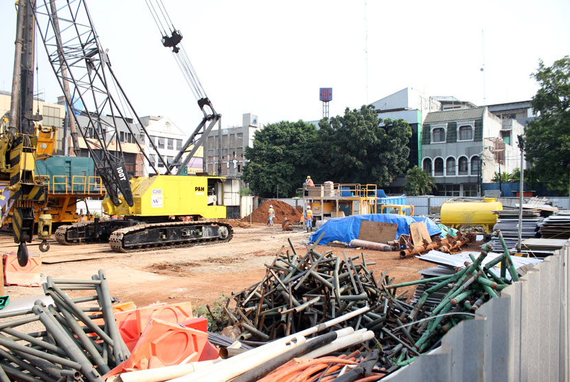  Suasana pembangunan proyek MRT di daerah Blok M Jakarta Selatan, Jumat (17/10).    (foto: MgROL30)