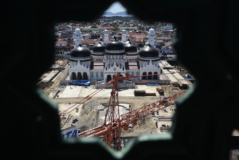 Suasana pembangunan proyek perluasan Masjid Raya Baiturrahman di Banda Aceh, Aceh, Kamis (14/4). 