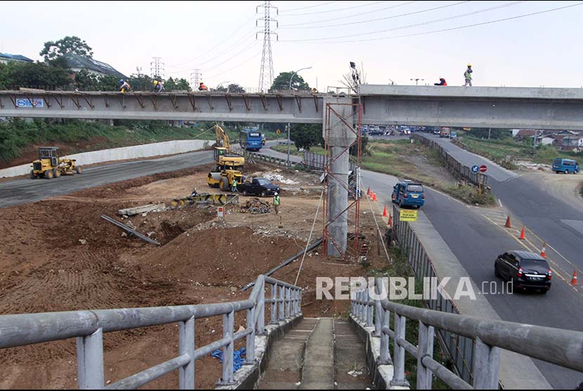 Suasana pembangunan proyek tol Bogor Ciawi dan Sukabumi (Bocimi) di Ciawi, Kabupaten Bogor, Jawa Barat, Selasa (5/9). Menteri Pekerjaan Umum dan Perumahan Rakyat Basuki Hadimuljono memprediksi keseluruhan proyek jalan tol Bocimi selesai pada 2019 mendatang. 