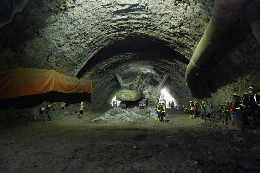 Suasana pembangunan proyek Tunnel 2 Kereta Cepat Jakarta-Bandung. Pembangunan terowongan tersebut ditargetkan rampung pada April 2022.