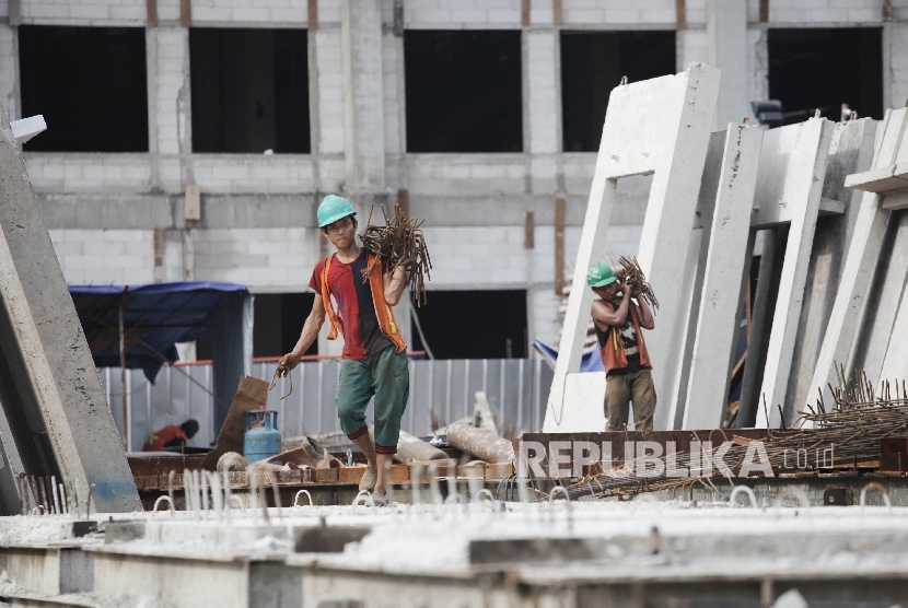  Suasana pembangunan proyek Wisma Atlet, Kemayoran, Jakarta, Senin (17/10).