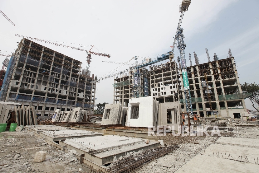  Suasana pembangunan proyek Wisma Atlet, Kemayoran, Jakarta, Senin (17/10).