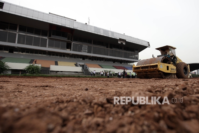 Suasana pembangunan sarana pertandingan Equestrian Asian Games di Pacuan Kuda Pulomas, Jakarta Timur, Senin (17/10). 