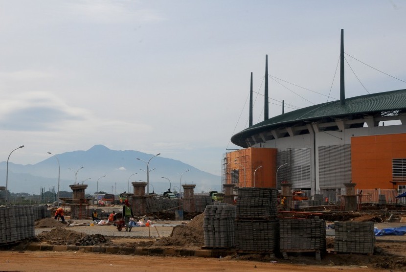 Suasana pembangunan Stadion Pakansari, Cibinong, Kabupaten Bogor, Jawa Barat, Jumat (9/12). 