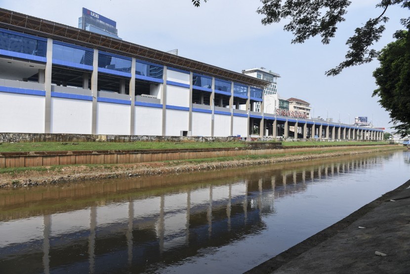 Suasana pembangunan Stasiun Sudirman Baru di Jakarta, Selasa (31/10).