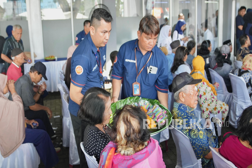 Suasana pembayaran uang pensiun Taspen dan ASABRI.