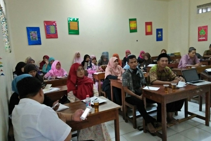 Suasana pembekalan dan diklat guru Yayasan Perguruan Al-Iman Citayam.