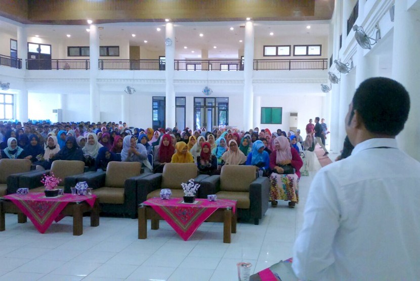 Suasana pembekalan peserta kuliah pengabdian masyarakat (KPM)  UIN Ar-Raniry. 