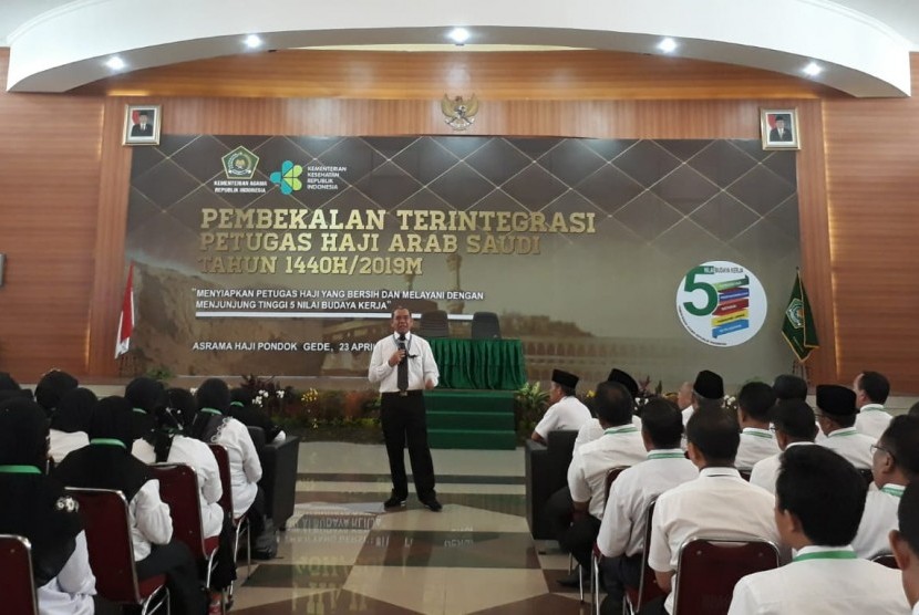 Suasana pembekalan petugas haji Arab Saudi di Asrama Haji Pondok Gede Jakarta, Rabu (24/4).