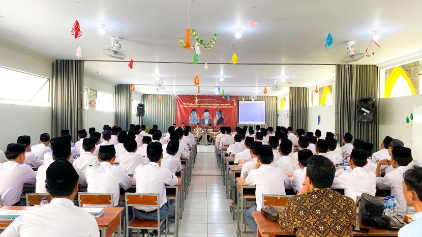Suasana pembekalan ratusan siswa Pondok Pesantren Wahid Hasyim Yogyakarta yang dihadiri Anggota MPR DIY Hilmy Muhammad, Selasa (7/5/2024).